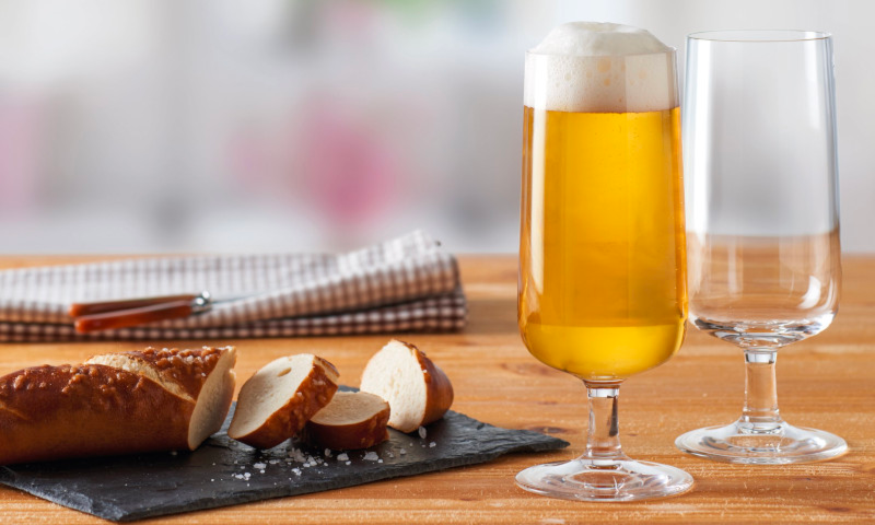 Montana Now bierglazen op voet met brood